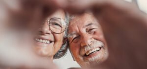 Adultos mayores cuidan sus dientes