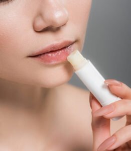 Usar bálsamo labial para la temporada de frio