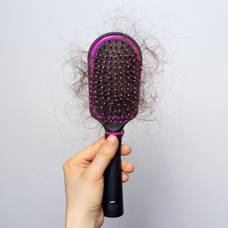 cepillo con cabello caído