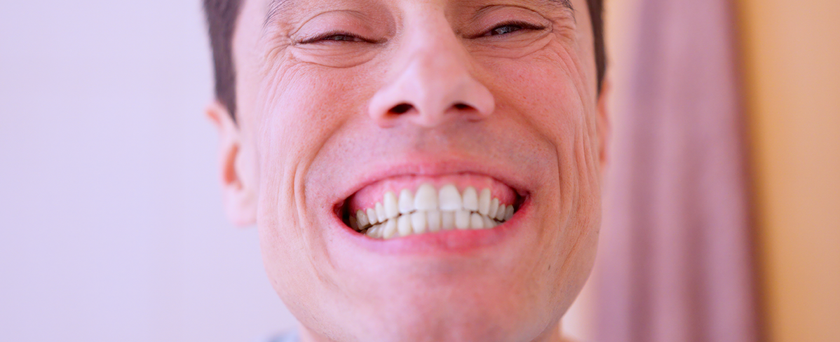 Adulto mediana edad con dentadura sana
