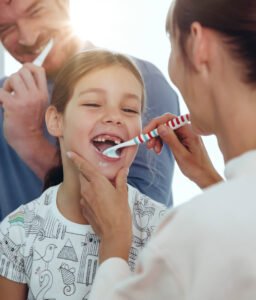 Familia cuidando su salud oral