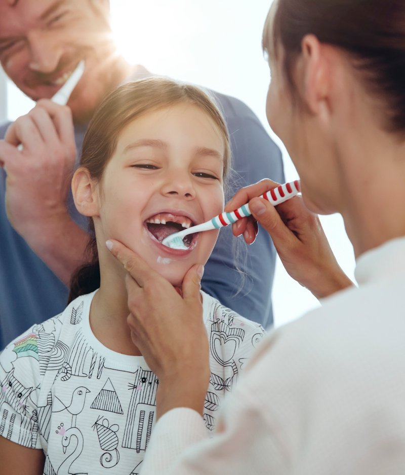 Familia cuidando su salud oral