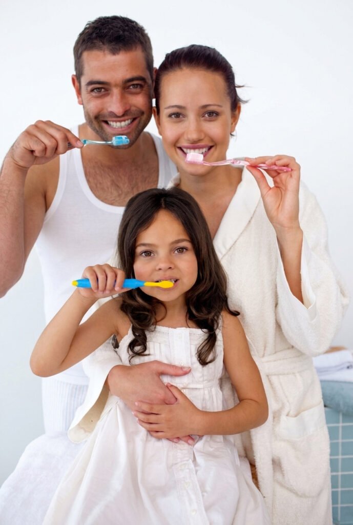 Familia cuidando su salud bucal