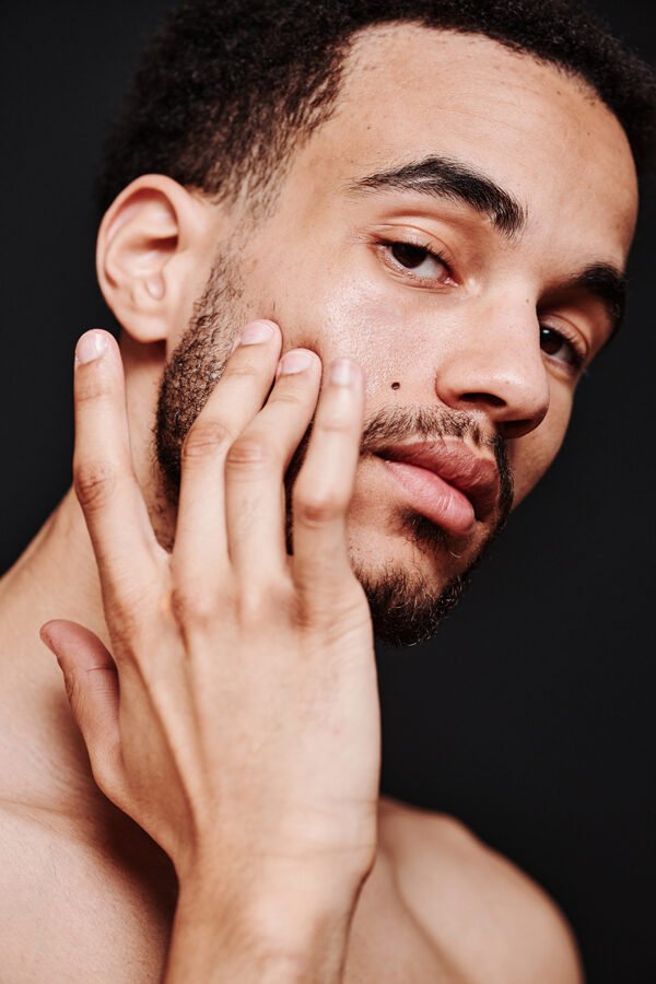 Hombre con piel hidratada