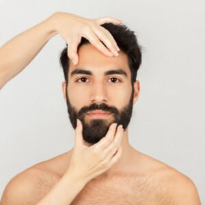 hombre cuida su piel