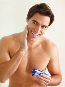 Hombre usando producto para la piel después del afeitado