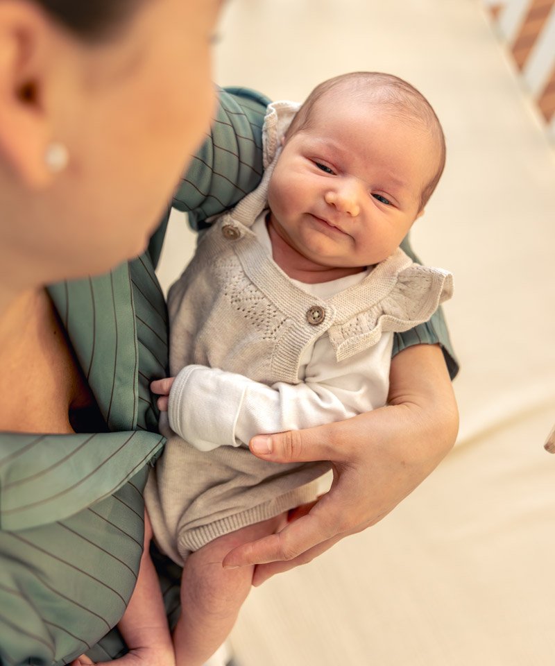 Mamá cuidando a su hijo recién nacido