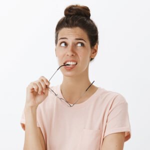 Morder objetos duros lastima las encías