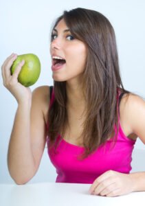Mujer comiendo una fruta