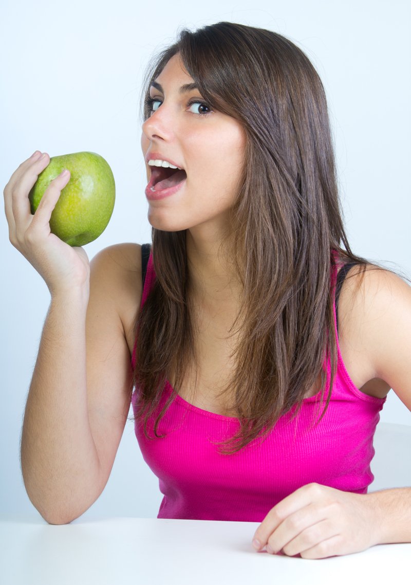 Mujer comiendo una fruta