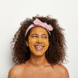 Mujer con mascarilla casera