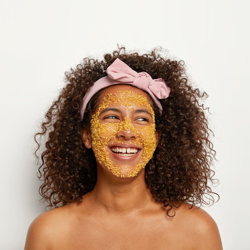 Mujer con mascarilla casera