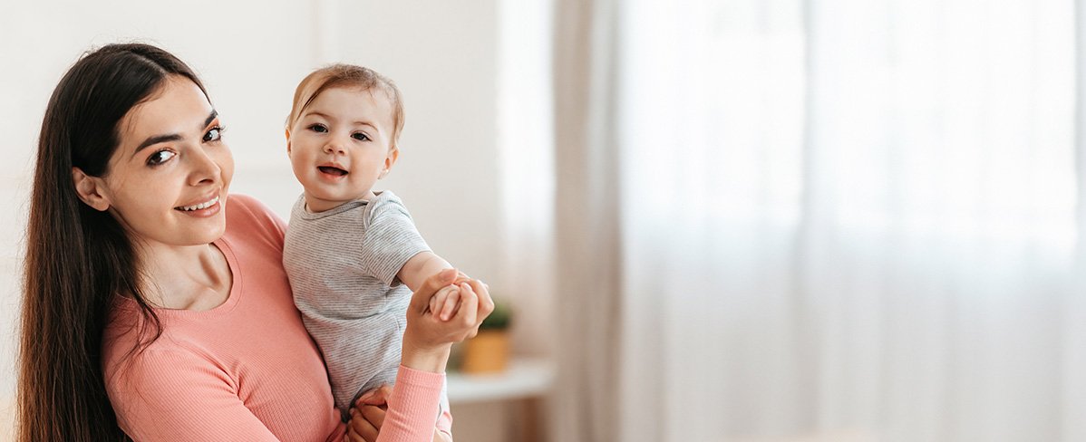 Mamá feliz con su hijo lactante