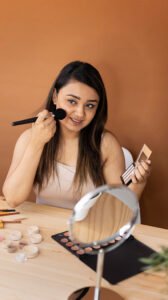 mujer maquillándose