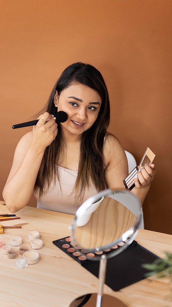 mujer maquillándose