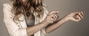 Mujer usando perfume