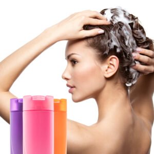 mujer usando shampoo