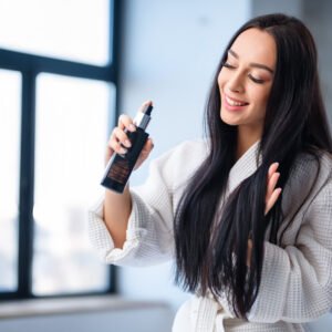 Mujer usando protector térmico para el cabello