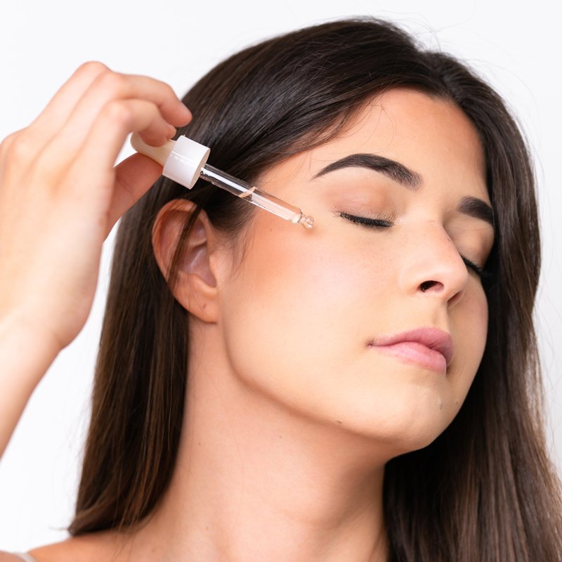 Mujer usando sérum para la piel